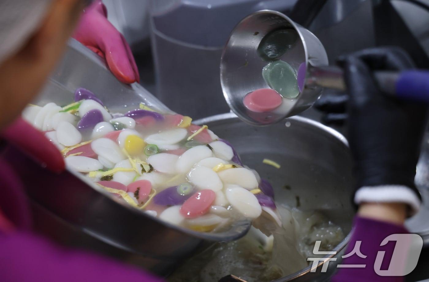 본문 이미지 - 경기 수원시 팔달구 수원시청 구내식당에서 2026년 병오년(丙午年) 새해를 맞아 조리실무사들이 떡국을 나눠주고 있다. 사진은 기사와 무관 <자료사진>ⓒ News1 김영운 기자