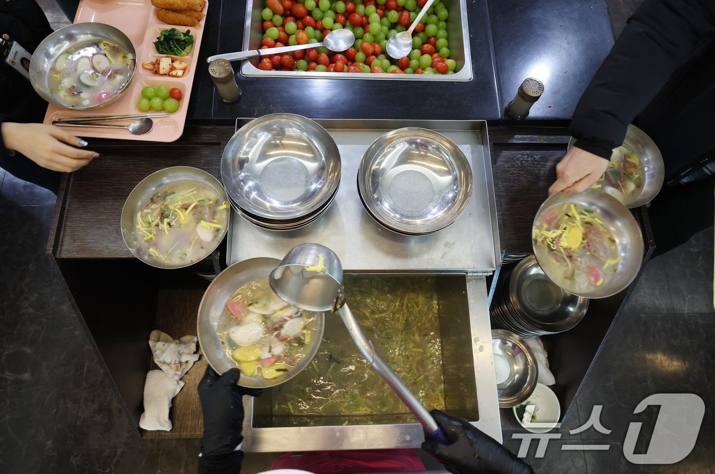 본문 이미지 - 사진은 경기 수원시에서 진행한 떡국 행사로 기사와 무관 <자료사진> ⓒ News1 김영운 기자