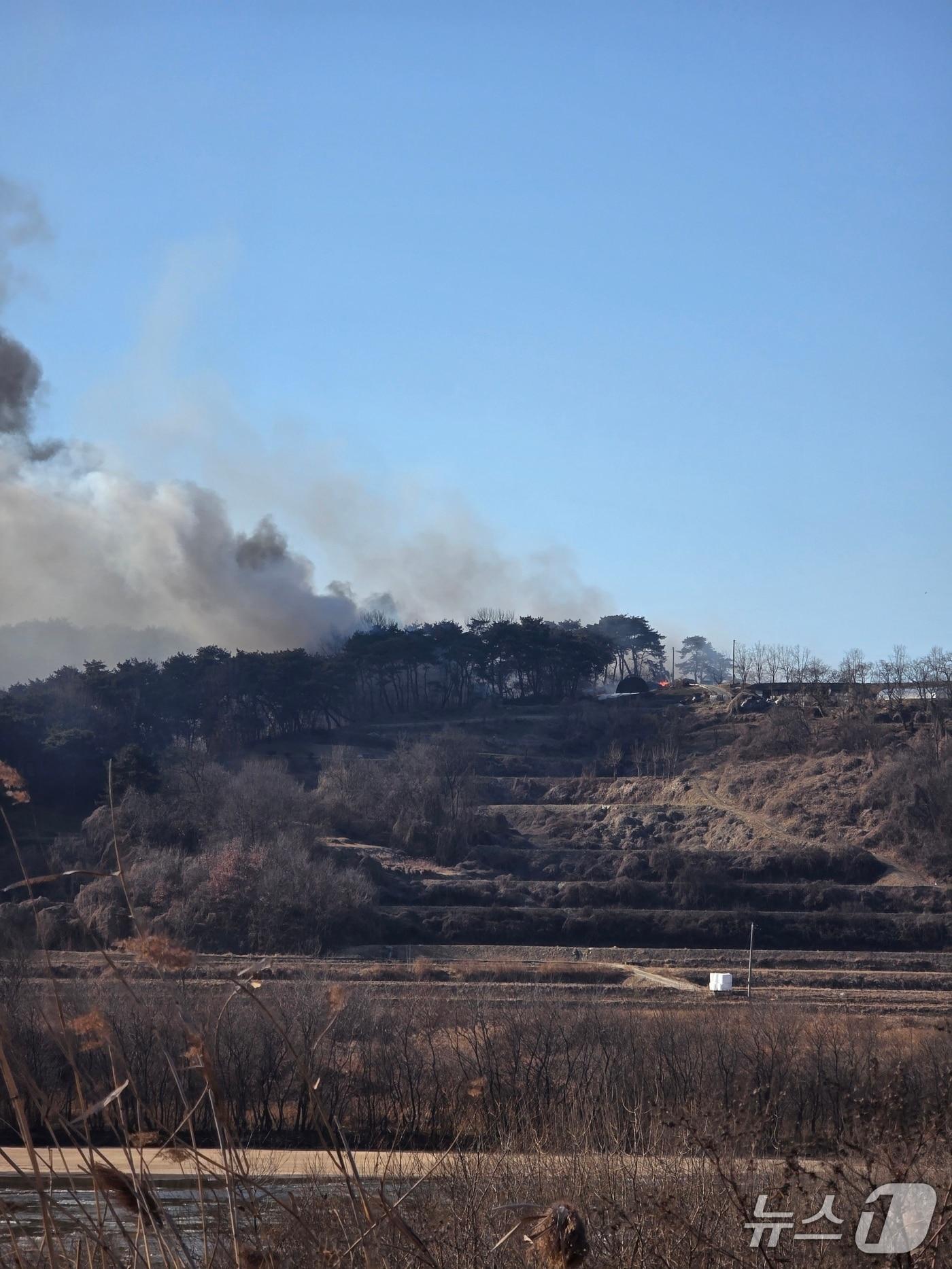 본문 이미지 - 2일 오전 11시 40분쯤 경북 예천군 풍양면 청곡리 야산에서 불이나 산림 당국이 진화하고 있다.(산림청 제공. 재판매 및 DB 금지)2026.1.2/뉴스1
