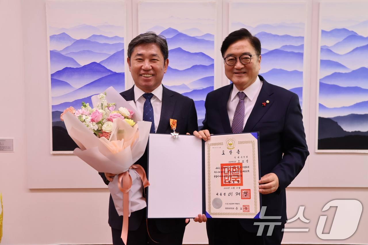 본문 이미지 - 조오섭 국회의장 비서실장(전 광주 북구갑 국회의원)이 2일 오전 대통령 훈장 수여를 받고있다. 이날 수여식은 이재명 대통령 대리로 우원식 의장이 전달했다. (독자제공)2026.1.2/뉴스1 