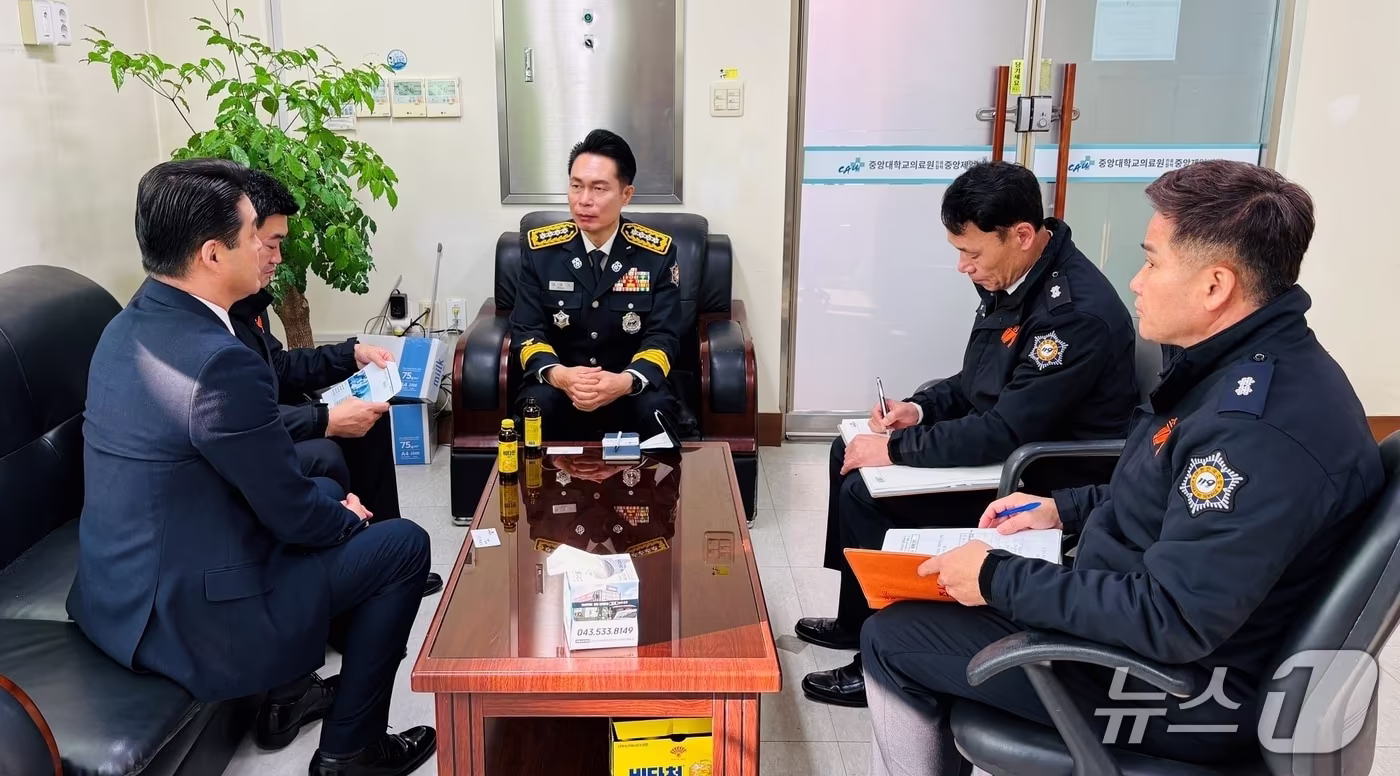 2일 취임한 채열식 진천소방서장이 첫 행보로 응급의료기관을 찾아 협력 방안을 논의하고 있다.(진천소방서 제공, 재판매 및 DB금지)/뉴스1