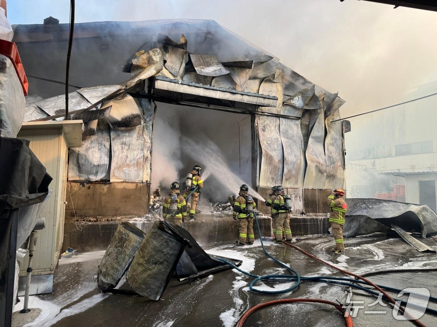 본문 이미지 - 소방 당국이 2일 오전 10시 25분께 울산 울주군 웅촌면의 한 공장에서 발생한 불을 진화하고 있다.(울산소방본부 제공. 재판매 및 DB금지)/뉴스1