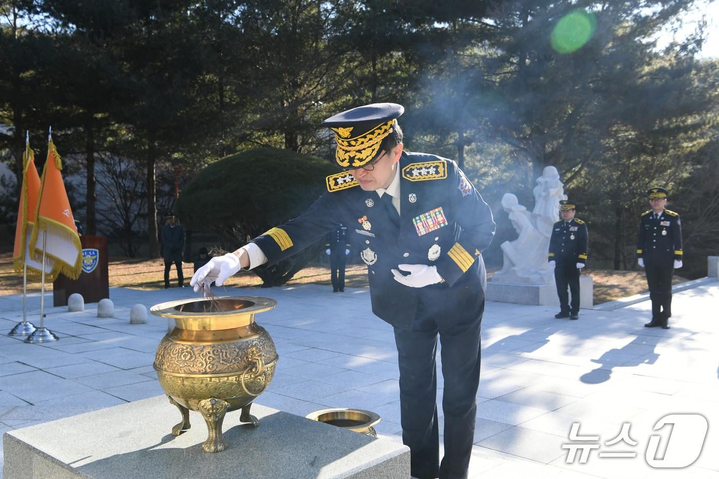 김승룡 소방청장 직무대행 및 소방청 주요 간부가 소방충혼탑을 참배하고 있다.(소방청 제공)