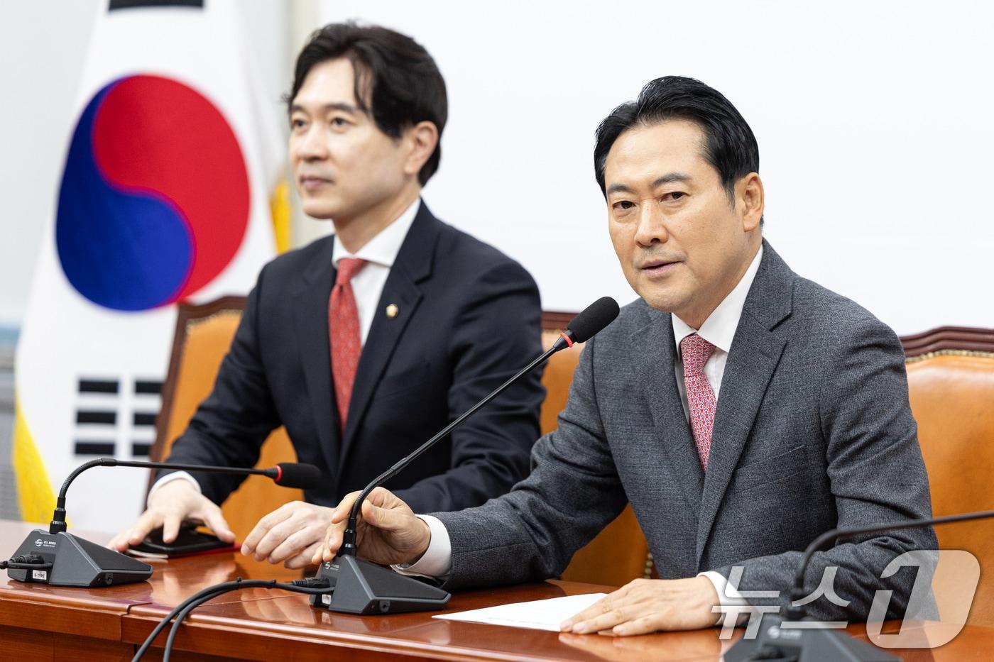 장동혁 국민의힘 대표가 2일 서울 여의도 국회에서 열린 기자간담회에서 모두발언하고 있다. 2026.1.2/뉴스1 ⓒ News1 이승배 기자