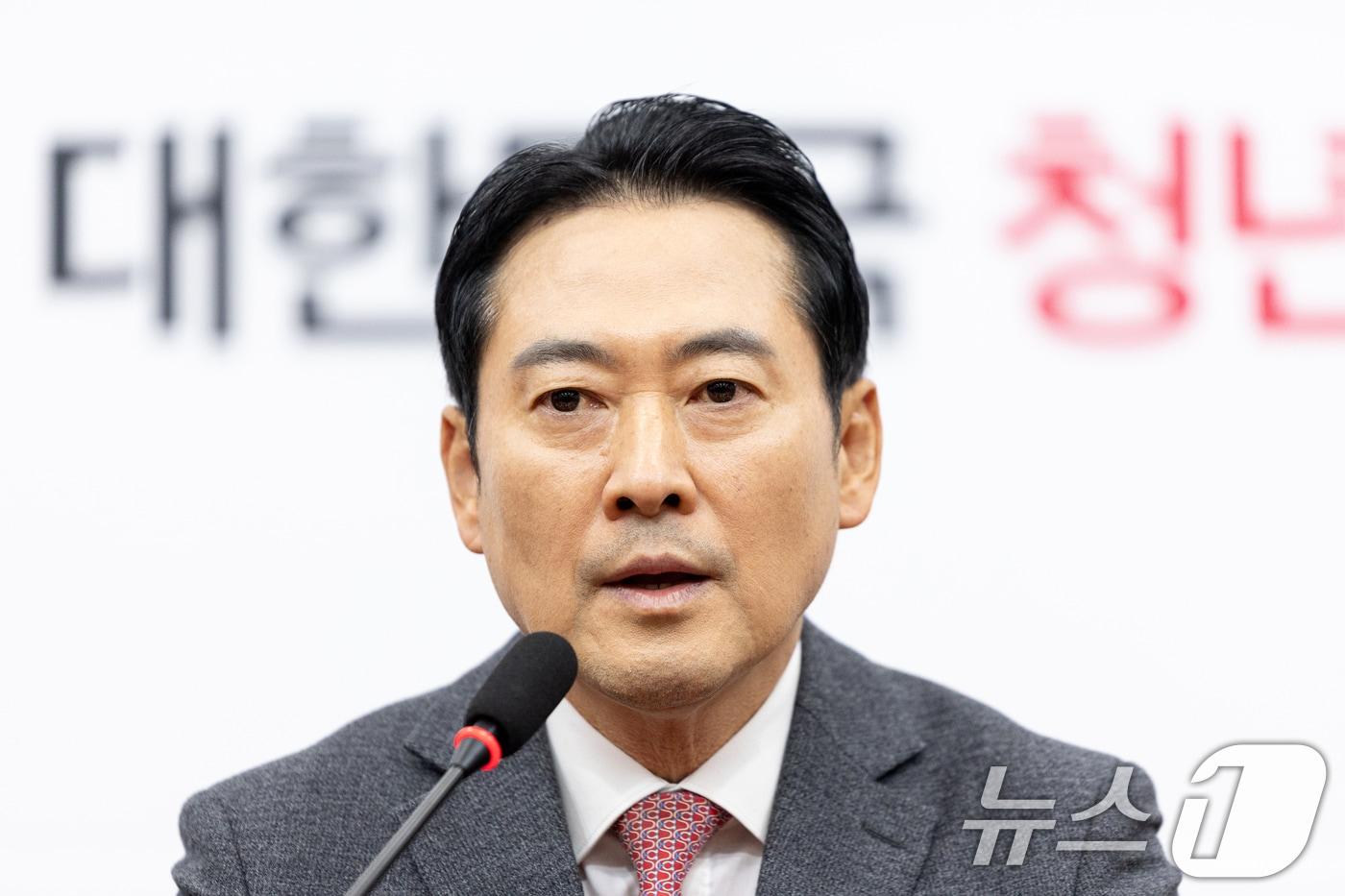 장동혁 국민의힘 대표가 2일 서울 여의도 국회에서 열린 기자간담회에서 모두발언하고 있다. 2026.1.2/뉴스1 ⓒ News1 이승배 기자