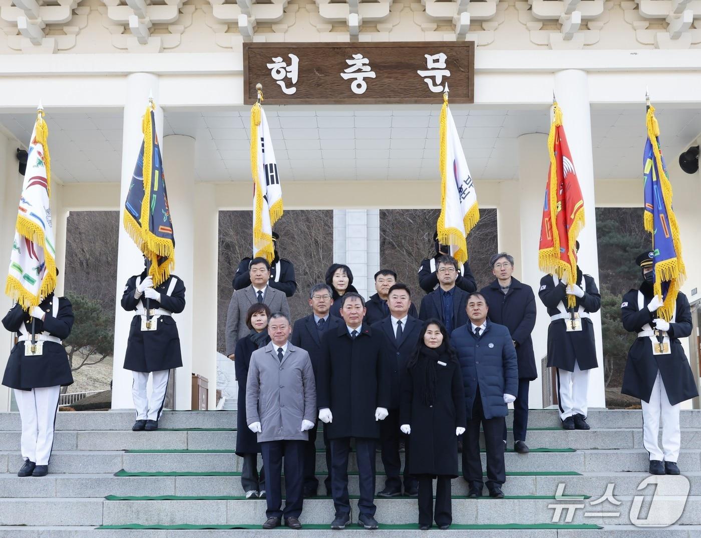 본문 이미지 - 2일 전북 임실군의원들이 호국원을 찾아 참배하고 올해 일정을 시작했다.(의회제공. 재판매 및 DB금지)2026.1.2/뉴스실