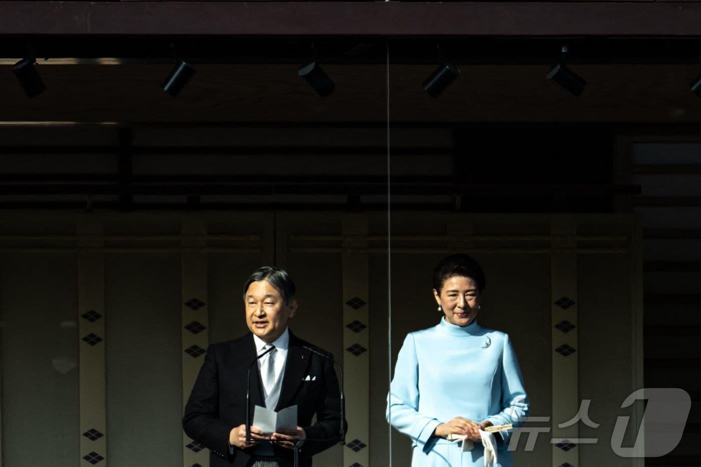 나루히토 일왕과 마사코 왕비가 2일 도쿄 왕궁에서 열린 잇판산가 행사에서 시민들을 향해 새해 인사를 전하고 있다. 2026.1.2 ⓒ AFP=뉴스1 ⓒ News1 강민경 기자