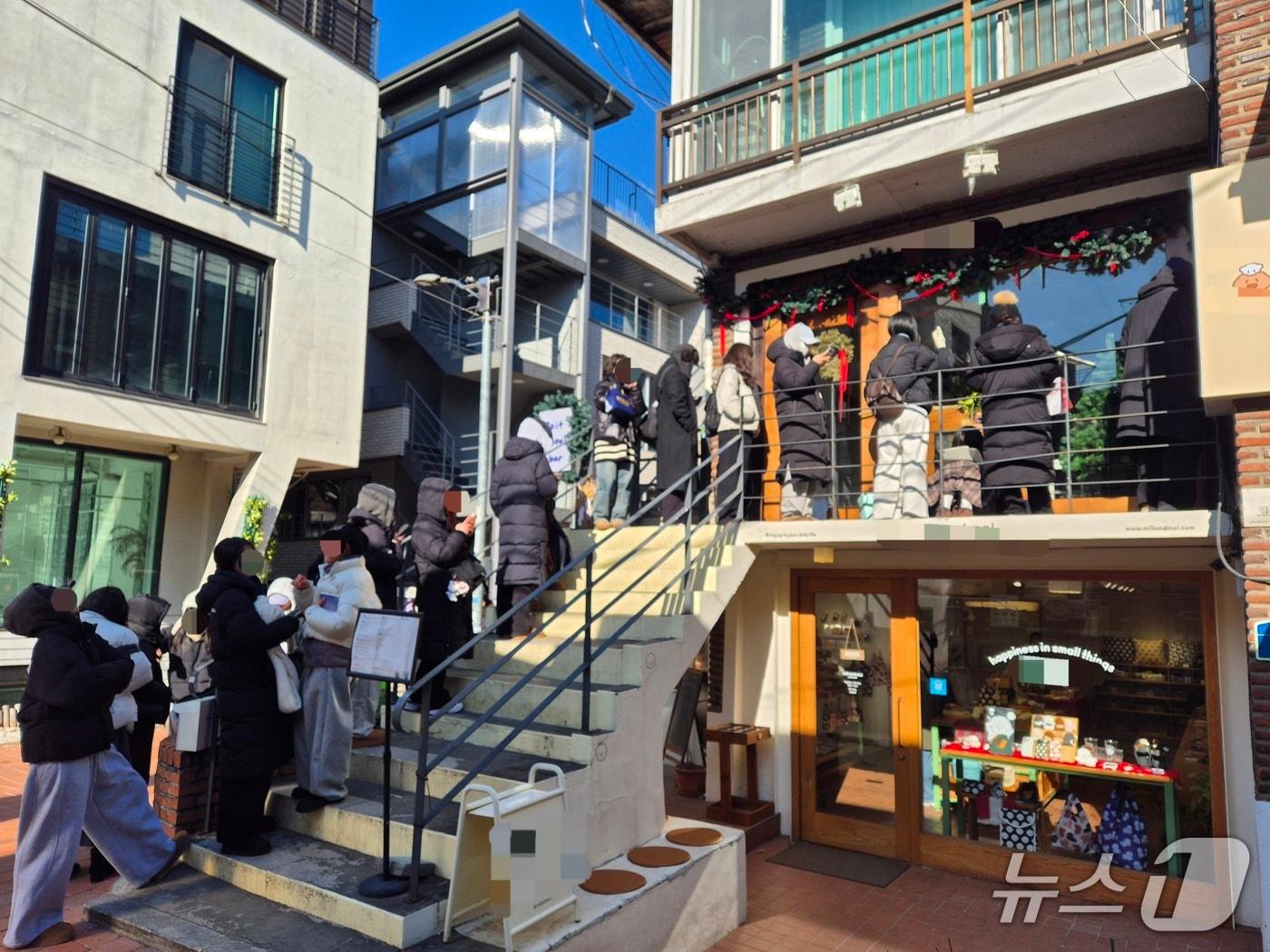 본문 이미지 - 2일 서울 마포구 연남동의 한 카페 앞에 시민들이 두바이 쫀득 쿠키를 사기 위해 대기하고 있다. 2026.1.2/뉴스1 ⓒ News1 신윤하 기자