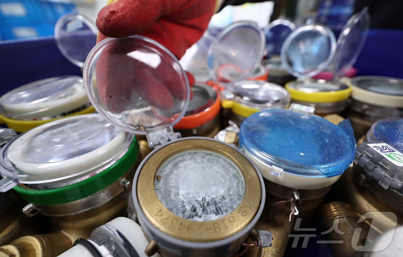 본문 이미지 - 서울 전역에 발효된 한파주의보로 계량기 동파 피해가 발생했다. 2026.1.2/뉴스1 ⓒ News1 김성진 기자