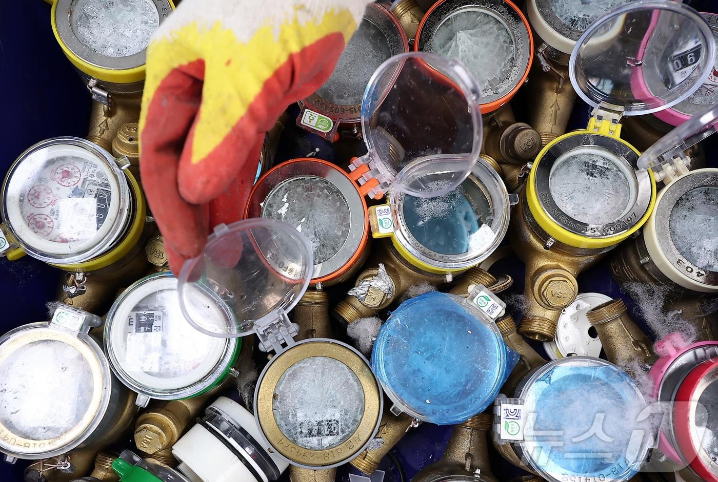 본문 이미지 - 서울 전역에 발효된 한파주의보로 계량기 동파 피해가 발생했다. 2026.1.2/뉴스1 ⓒ News1 김성진 기자