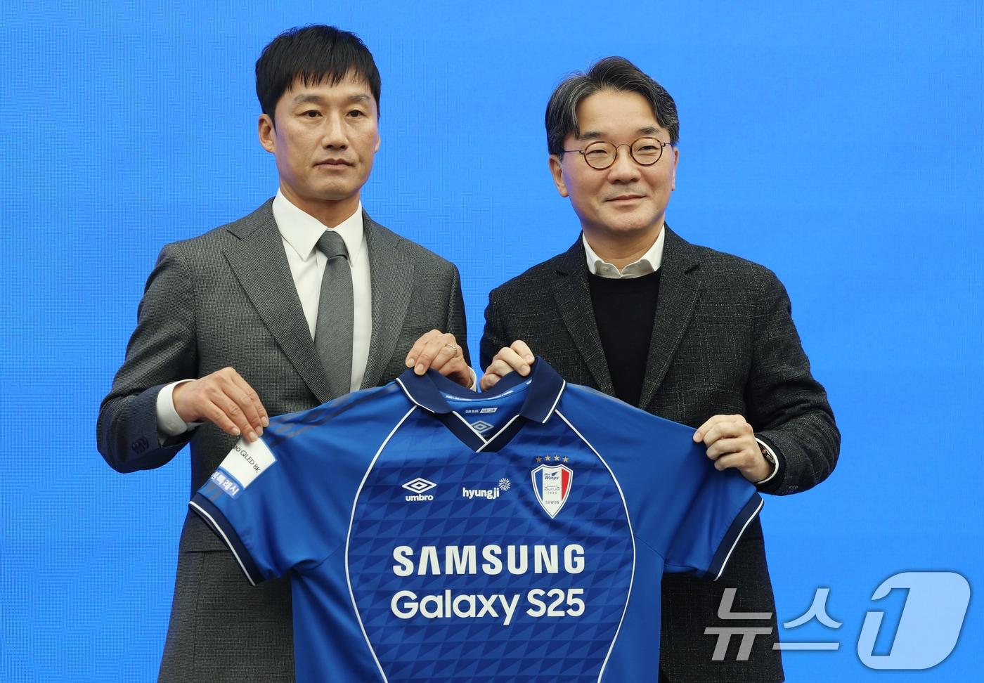 이정효 수원삼성 신임 감독이 2일 경기 수원시 권선구 도이치오토월드 차란차 스튜디오에서 열린 취임 기자회견에서 시즌 새 유니폼을 들고 강우영 수원삼성 대표이사와 기념촬영을 하고 있다. 2026.1.2/뉴스1 ⓒ News1 김영운 기자