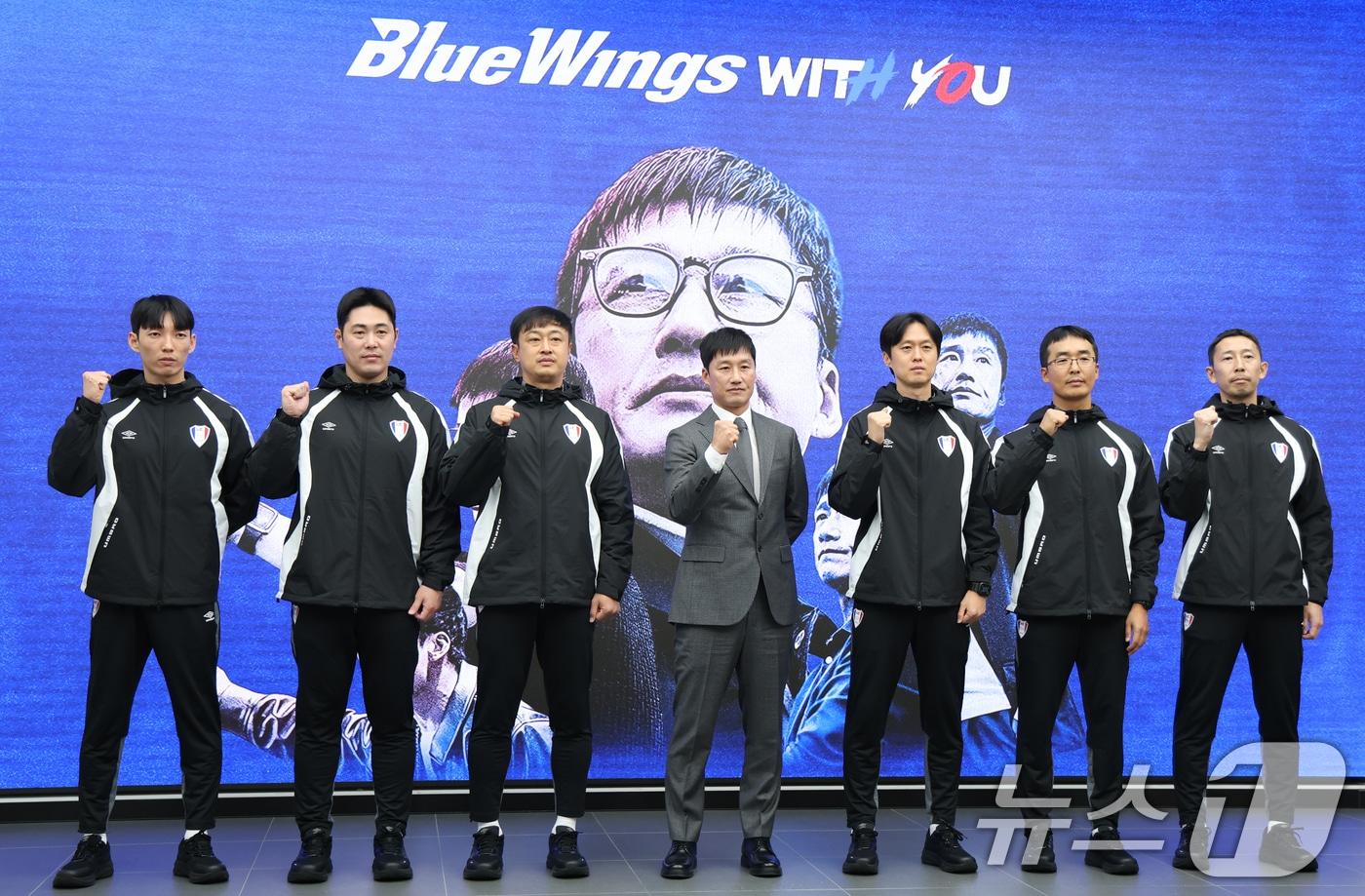 이정효 수원삼성 신임 감독이 2일 경기 수원시 권선구 도이치오토월드 차란차 스튜디오에서 열린 취임 기자회견에서 코칭스텝과 함께 기념촬영을 하고 있다. 2026.1.2/뉴스1 ⓒ News1 김영운 기자