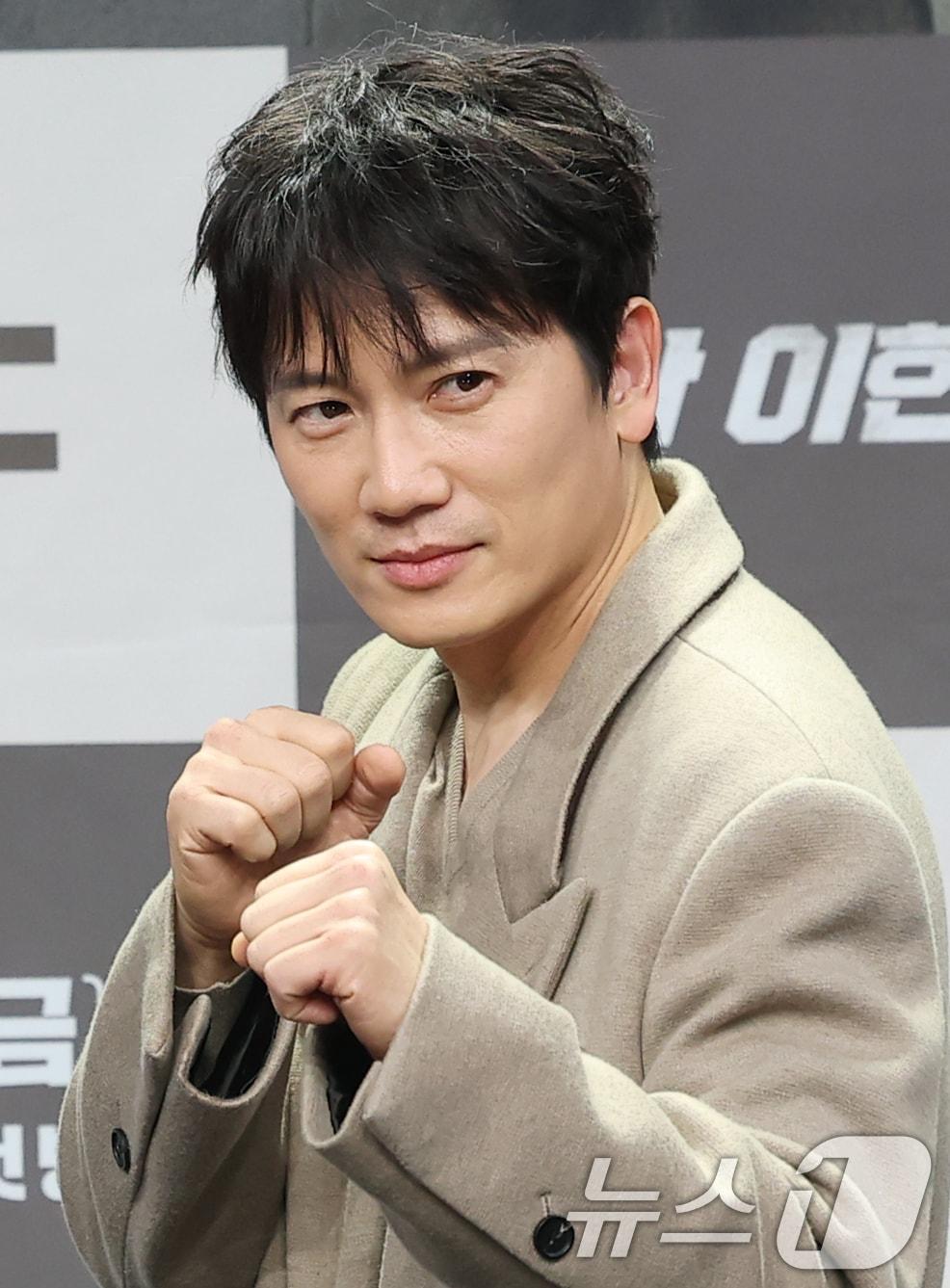 본문 이미지 - 배우 지성이 2일 오후 서울 마포구 MBC 상암 신사옥에서 진행된 MBC 새 금토드라마 ‘판사 이한영’(극본 김광민/연출 이재진, 박미연) 제작발표회에서 포즈를 취하고 있다. ‘판사 이한영’은 거대 로펌의 노예로 살다가 10년 전으로 회귀한 적폐 판사 이한영이 새로운 선택으로 거악을 응징하는 정의 구현 회귀 드라마다. 2026.1.2/뉴스1 ⓒ News1 권현진 기자