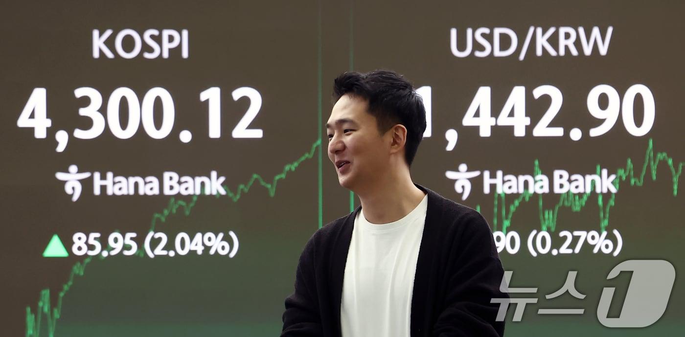 코스피가 새해 첫날 장중 4300선을 돌파하며 최고치를 경신한 2일 오후 서울 중구 하나은행 딜링룸 전광판에 코스피 지수가 나오고 있다. 2026.1.2/뉴스1 ⓒ News1 김민지 기자