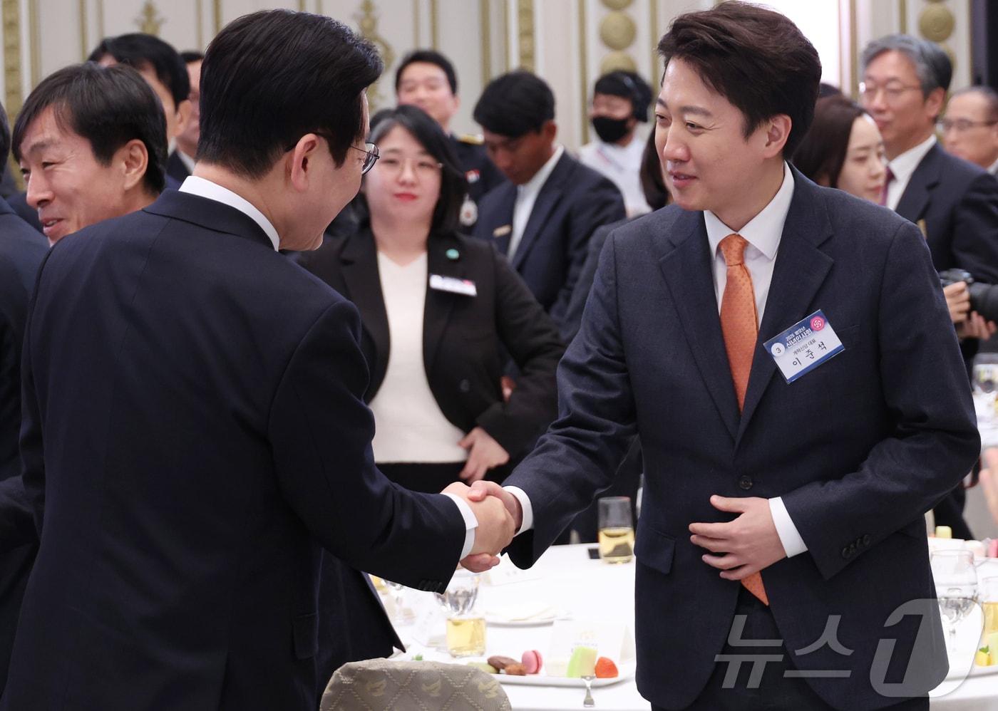 이재명 대통령이 2일 오후 청와대 영빈관에서 열린 2026년 신년 인사회에서 이준석 개혁신당 대표와 인사를 나누고 있다. (청와대통신사진기자단)2026.1.2/뉴스1 ⓒ News1 이재명 기자