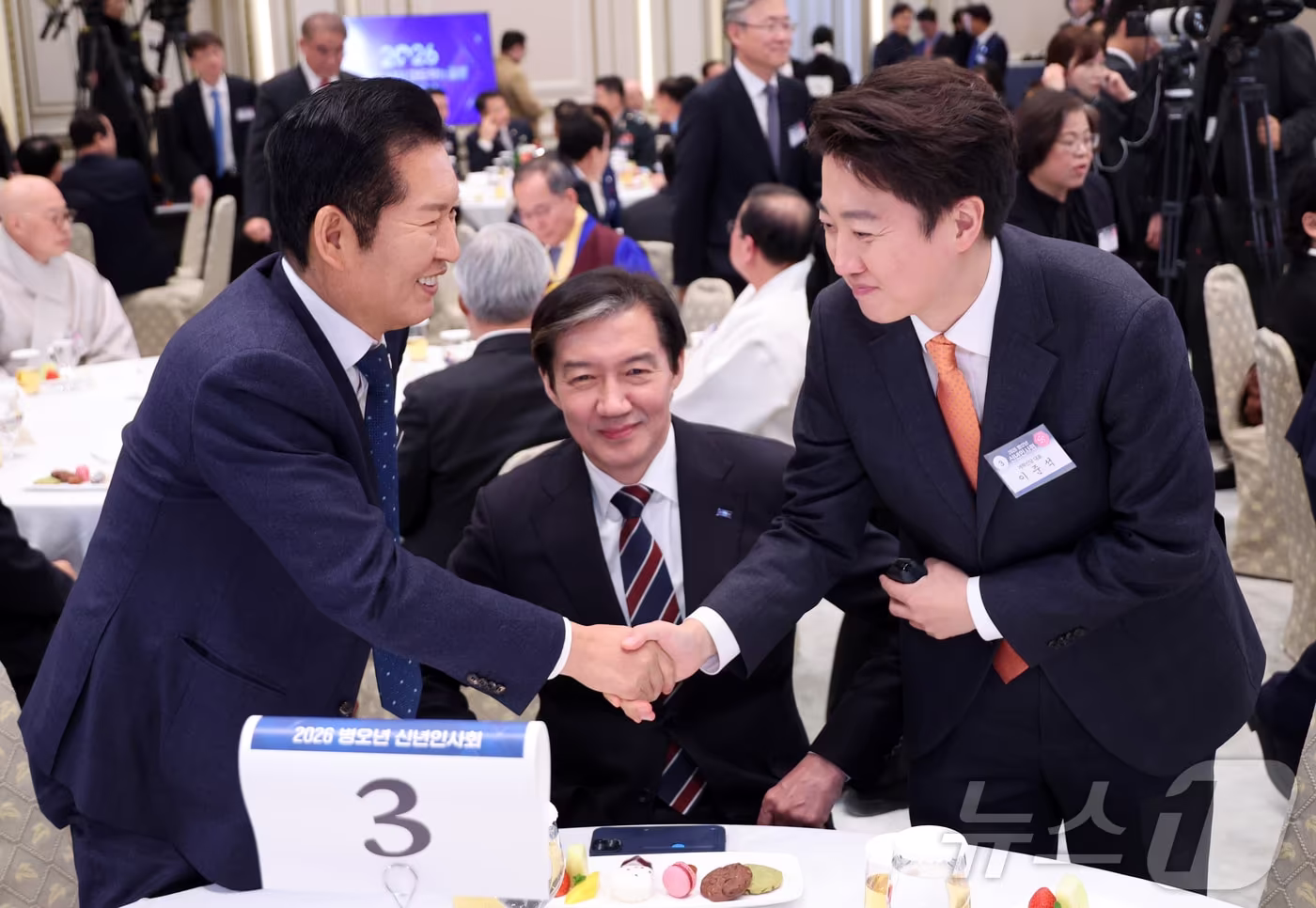 1월 2일 오후 청와대 영빈관에서 열린 2026년 신년 인사회에서 정청래 더불어민주당 대표, 조국 조국혁신당 대표, 이준석 개혁신당 대표가 신년 인사를 나누고 있다. (청와대통신사진기자단)2026.1.2/뉴스1 ⓒ News1 이재명 기자