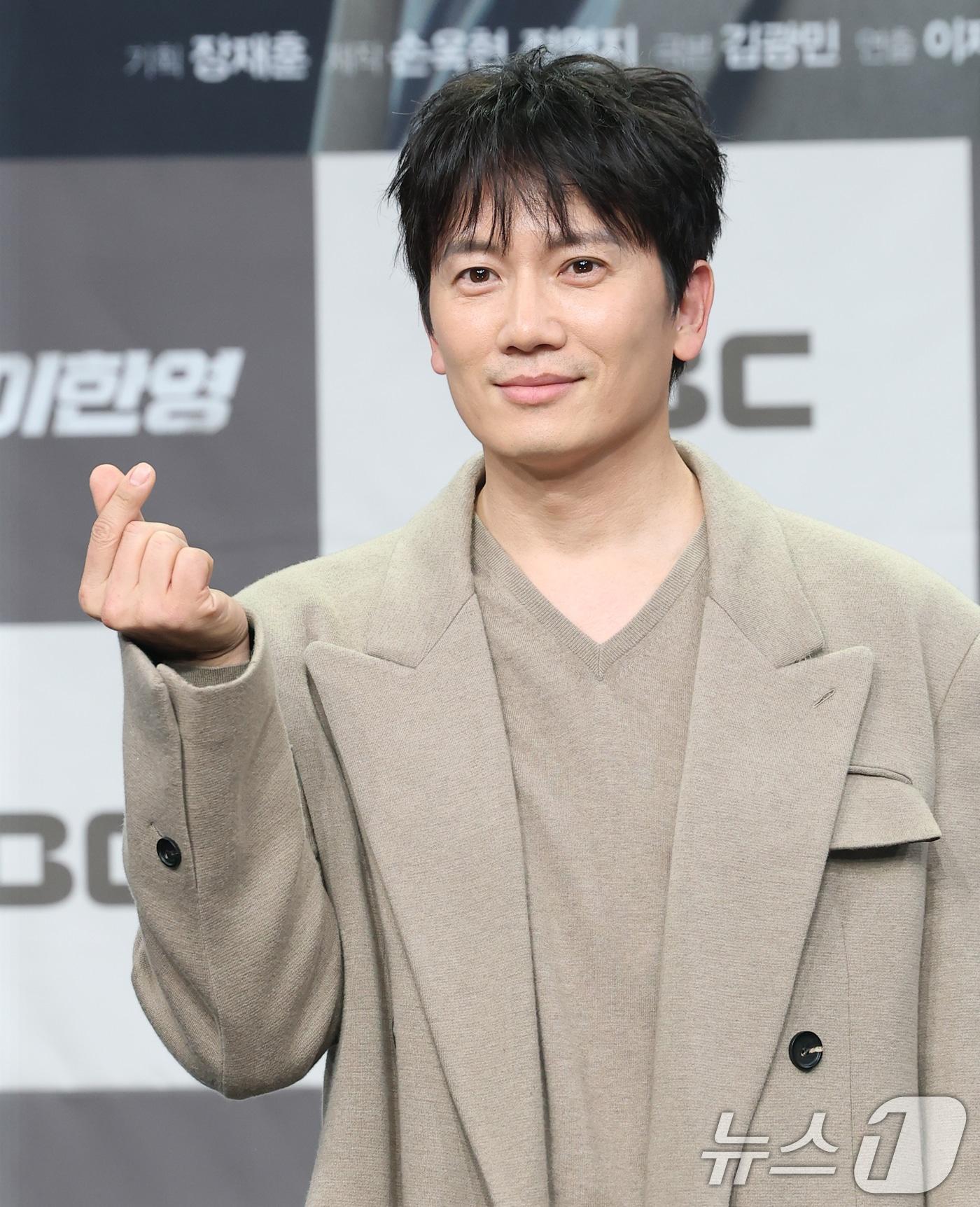 본문 이미지 - 배우 지성이 2일 오후 서울 마포구 MBC 상암 신사옥에서 진행된 MBC 새 금토드라마 ‘판사 이한영’(극본 김광민/연출 이재진, 박미연) 제작발표회에서 포즈를 취하고 있다. ‘판사 이한영’은 거대 로펌의 노예로 살다가 10년 전으로 회귀한 적폐 판사 이한영이 새로운 선택으로 거악을 응징하는 정의 구현 회귀 드라마다. ⓒ News1 권현진 기자