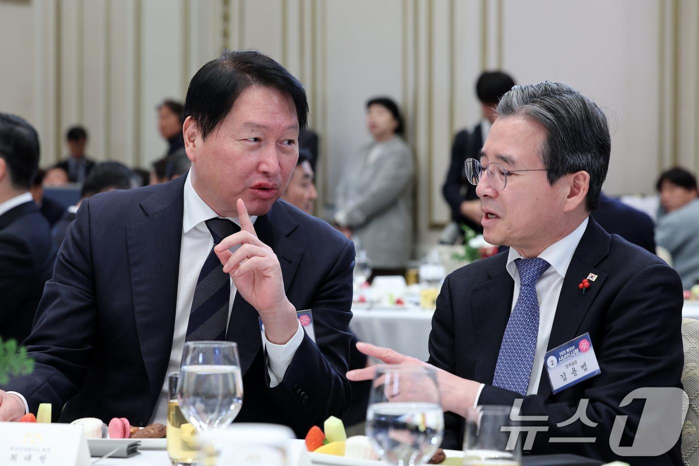 김용범 청와대 정책실장(오른쪽)과 최태원 대한상인회장이 2일 청와대 영빈관에서 열린 2026년 신년 인사회에 참석해 대화를 나누고 있다. 2026.1.2/뉴스1 ⓒ News1 이재명 기자
