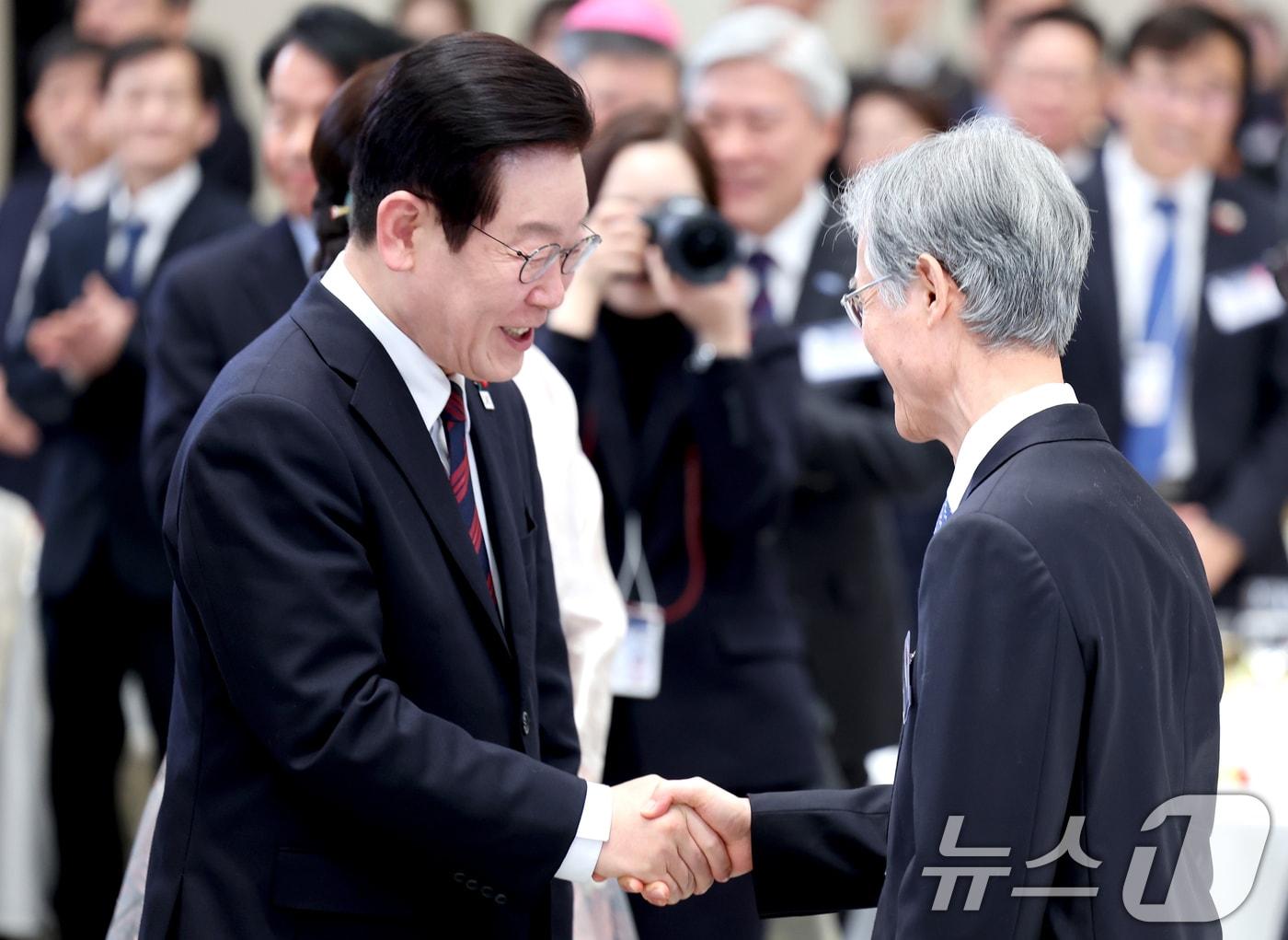 본문 이미지 - 이재명 대통령과 조희대 대법원장이 지난 1월 청와대 영빈관에서 열린 2026년 신년 인사회에 참석해 악수를 나누고 있다. 2026.1.2 ⓒ 뉴스1 이재명 기자
