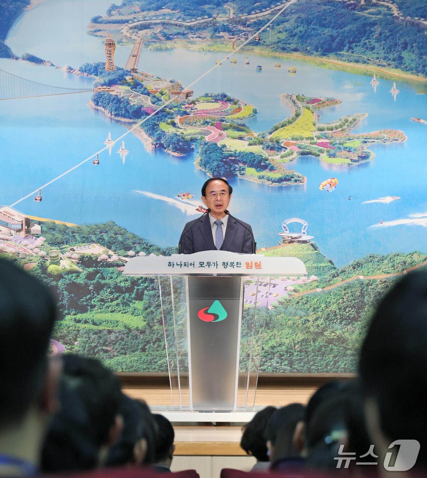 본문 이미지 - 2일 심민 전북 임실군수가 시무식에서 인사말을 하고 있다.(임실군제공. 재판매 및 DB금지)2026.1.2/뉴스1