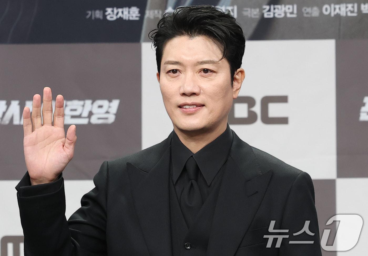 배우 박희순이 2일 오후 서울 마포구 MBC 상암 신사옥에서 진행된 MBC 새 금토드라마 ‘판사 이한영’(극본 김광민/연출 이재진, 박미연) 제작발표회에서 포즈를 취하고 있다. ‘판사 이한영’은 거대 로펌의 노예로 살다가 10년 전으로 회귀한 적폐 판사 이한영이 새로운 선택으로 거악을 응징하는 정의 구현 회귀 드라마다. 2026.1.2/뉴스1 ⓒ News1 권현진 기자