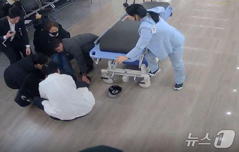 본문 이미지 - 한 해가 저물던 지난 연말 병원 로비에서 발생한 응급 상황에 의료진 등 직원들의 신속한 대응으로 환자가 무사히 회복된 일이 서울특별시보라매병원에서 발생됐다.(서울시보라매병원 제공)