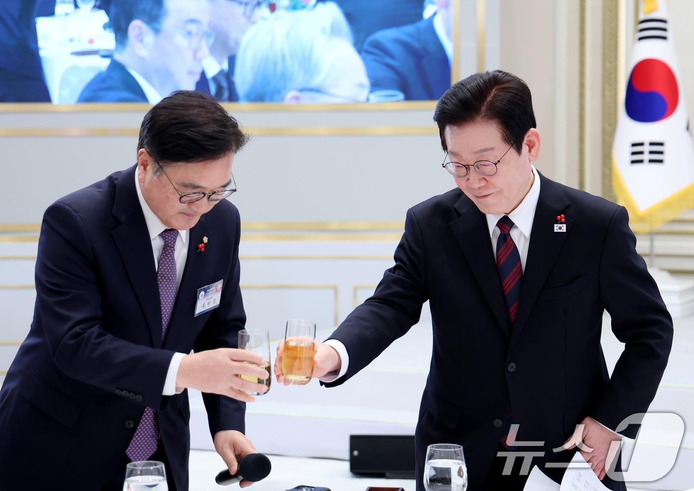 이재명 대통령과 우원식 국회의장이 2일 청와대 영빈관에서 열린 2026년 신년 인사회에서 건배를 하고 있다. 2026.1.2/뉴스1 ⓒ News1 이재명 기자