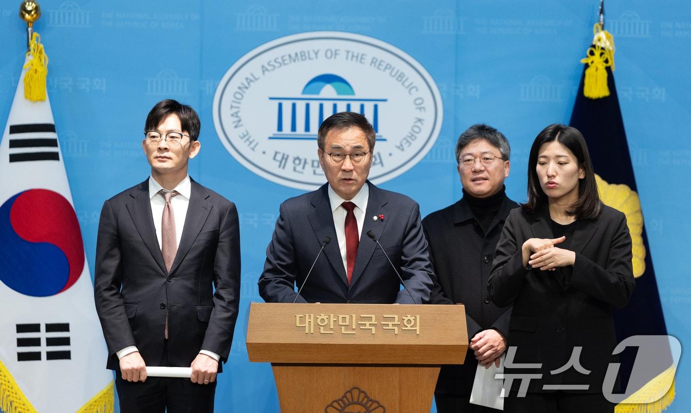 본문 이미지 - 최형두 국민의힘 의원이 지난 2일 서울 여의도 국회 소통관에서 국민의힘 과방위, 문체위 상임위 현안 관련 기자회견을 하고 있다. 2026.1.2/뉴스1 ⓒ News1 이승배 기자