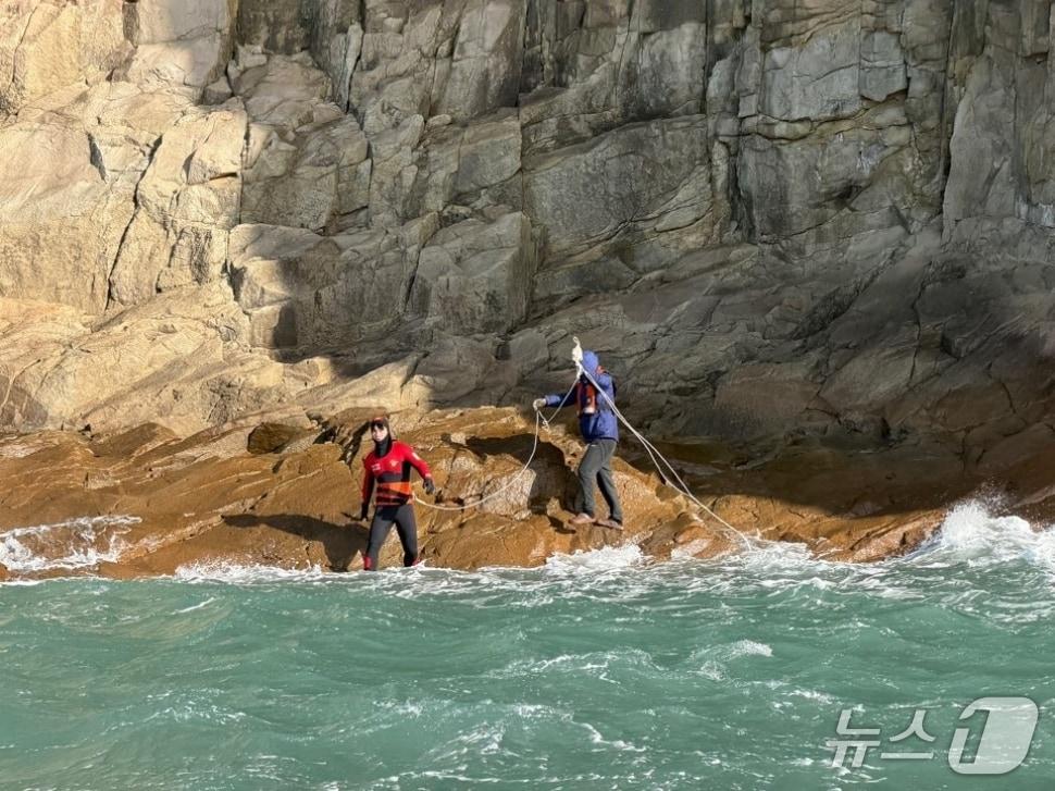 본문 이미지 - 2일 오전 10시 21분쯤 완도군 청산도 장기미 해변 인근 갯바위에서 고립된 50대를 완도해경이 구조하고 있다.(완도해경 제공. 재판매 및 DB 금지)