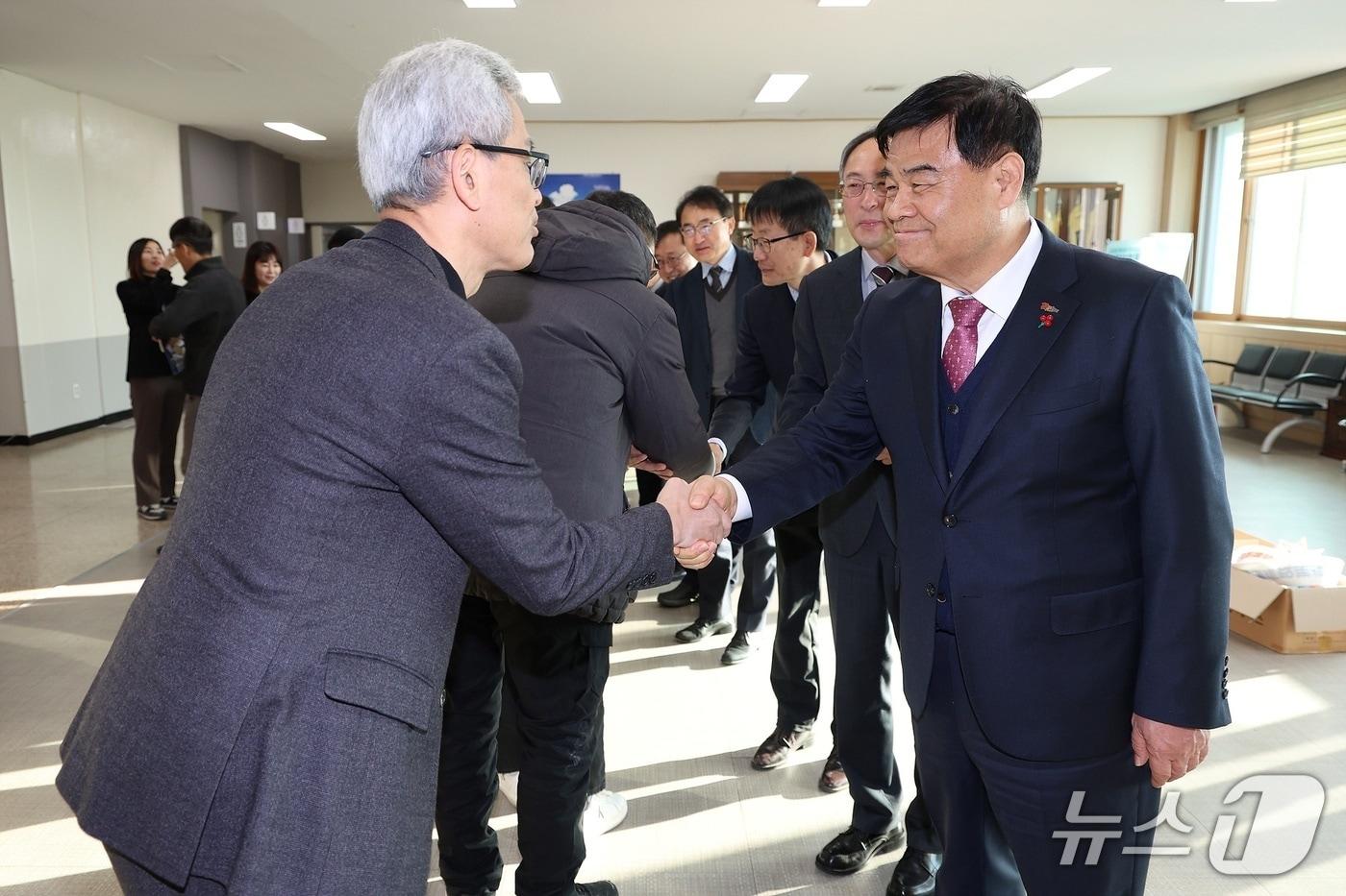 심규언 강원 동해시장이 2일 시청 본관 대회의실에서 열린 '2026년 시무식'에서 직원들과 인사하고 있다.(동해시 제공, 재판매 및 DB 금지) 2026.1.2/뉴스1