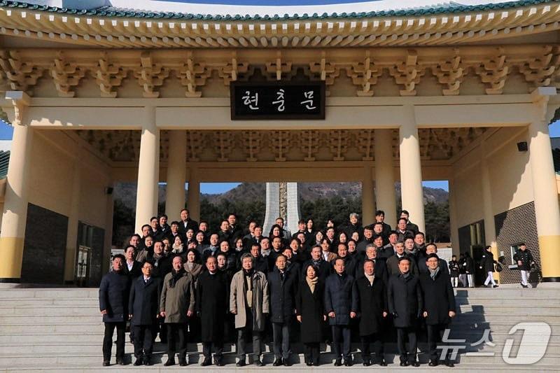 본문 이미지 - 농협중앙회 대전본부는 2일 제23대 농협중앙회 대전본부장으로 취임한 박재명 본부장이 국립대전현충원을 방문해 참배했다. (대전농협 제공. 재판매 및 DB금지)2025.8.7/뉴스1