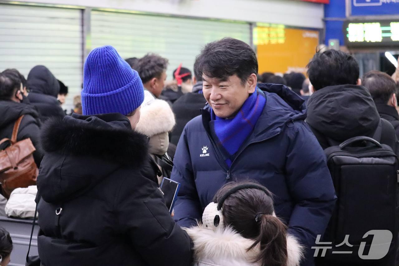 본문 이미지 - 충남·대전 행정통합 추진 지지 서명운동하는 문진석 의원.(문진석 의원실 제공. 재판매 및 DB금지)