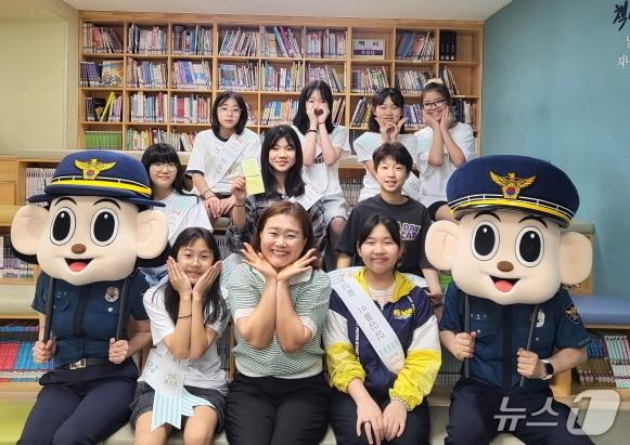 본문 이미지 - 전주용소초등학교 동아리 '심심(心心)풀이 꽃심(心)터' 회원들.(전북교육청 제공, 재판매 및 DB 금지)/뉴스1