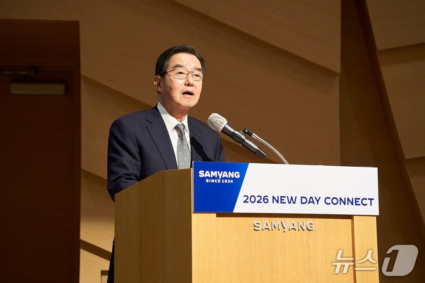 김윤 삼양그룹 회장이 2일 판교 디스커버리센터에서 열린 '2026년 삼양 뉴 데이 커넥트'에서 신년 메시지를 전하고 있다.(삼양그룹 제공)