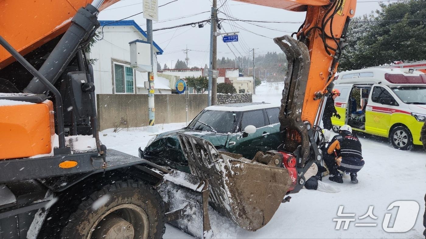 2일 오전 10시7분쯤 제주시 조천읍에서 눈길에 미끄러진 승용차와 굴삭기가 충돌했다.(제주도소방안전본부 제공. 재판매 및 DB 금지)