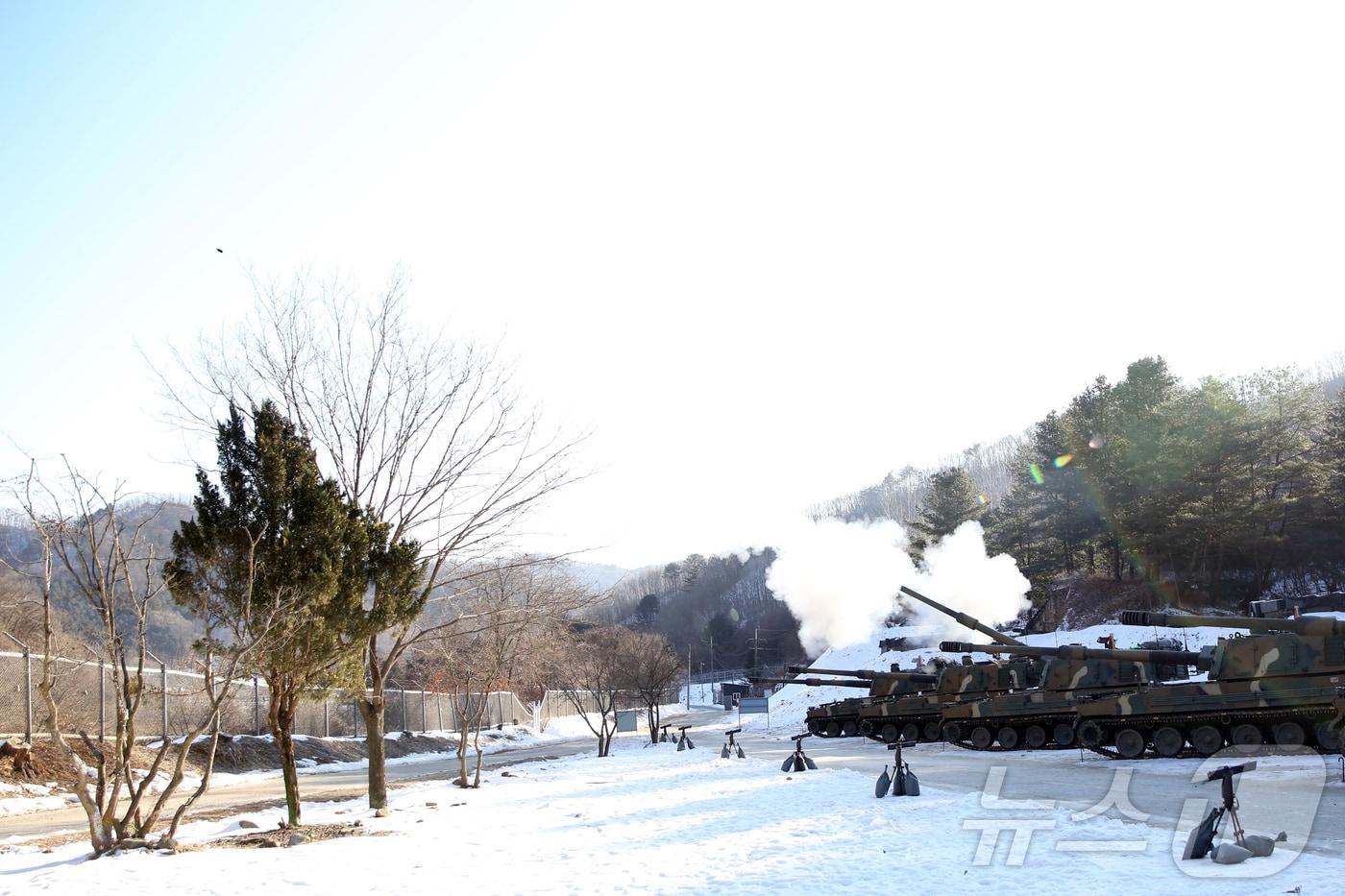 본문 이미지 - 강원 화천의 한 작전지역에서 태양포병대대가 K9자주포 포탄사격을 실시하며 화력전투태세를 점검하고 있다.(육군 2포병여단 제공, 재판매 및 DB금지) 2026.1.2 ⓒ 뉴스1 한귀섭 기자