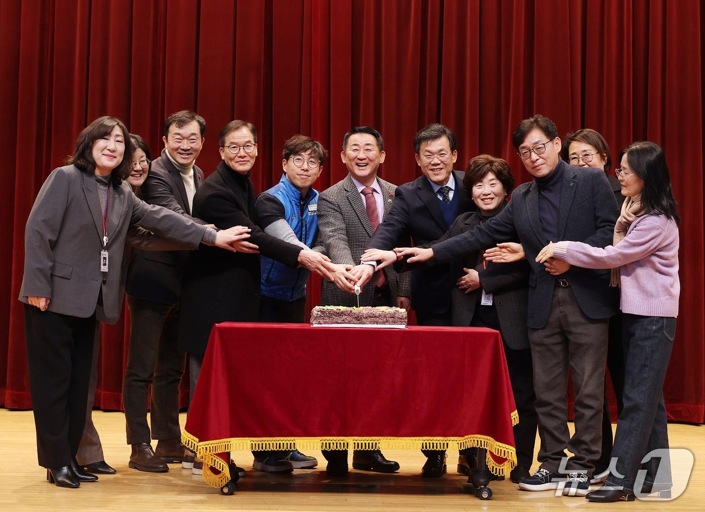 본문 이미지 - 서철모 서구청장이 시무식에서 떡 커팅식을 하고 있다.(서구 제공. 재판매 및 DB금지)/뉴스1