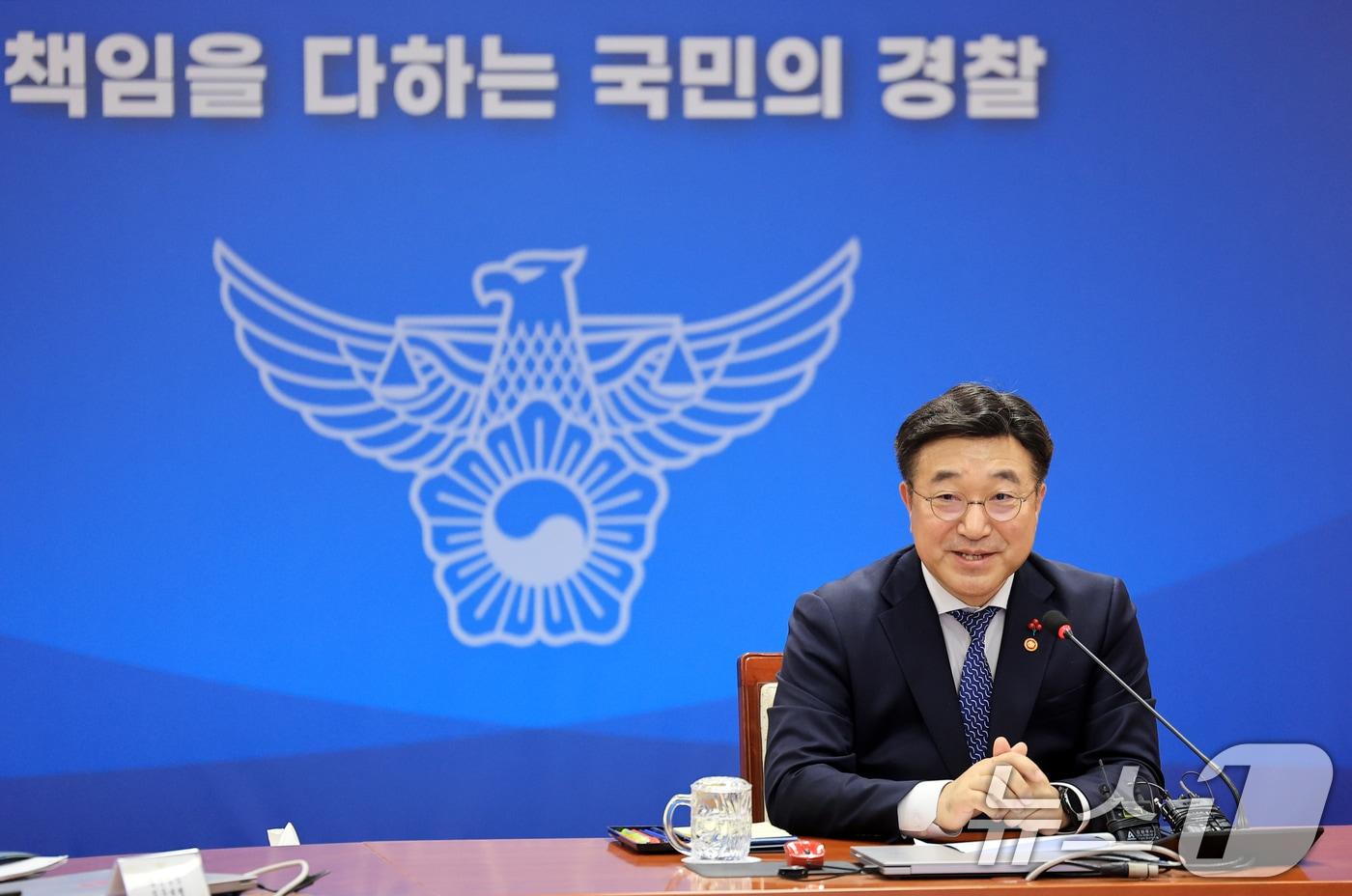 윤호중 행정안전부 장관이 2일 서울 서대문구 경찰청에서 열린 전국 경찰 지휘부 화상회의에 참석해 모두발언을 하고 있다. 2026.1.2/뉴스1 ⓒ News1 이호윤 기자