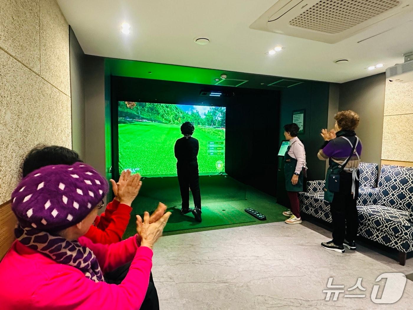 본문 이미지 - 강남구는 강남노인종합복지관 5층을 리모델링해 디지털 복합공간 '메타스페이스(Meta Space)'를 조성하고 시니어층을 위한 스크린 파크골프장을 설치했다.(강남구 제공)