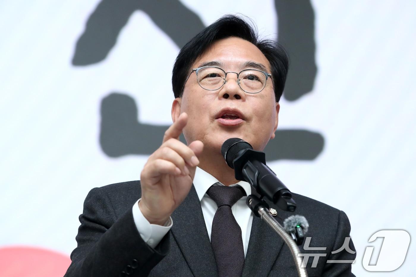 송언석 국민의힘 원내대표가 2일 오후 대구 북구 엑스코(EXCO)에서 열린 '2026 국민의힘 대구·경북 신년인사회'에서 신년 인사를 하고 있다. 2026.1.2/뉴스1 ⓒ News1 공정식 기자
