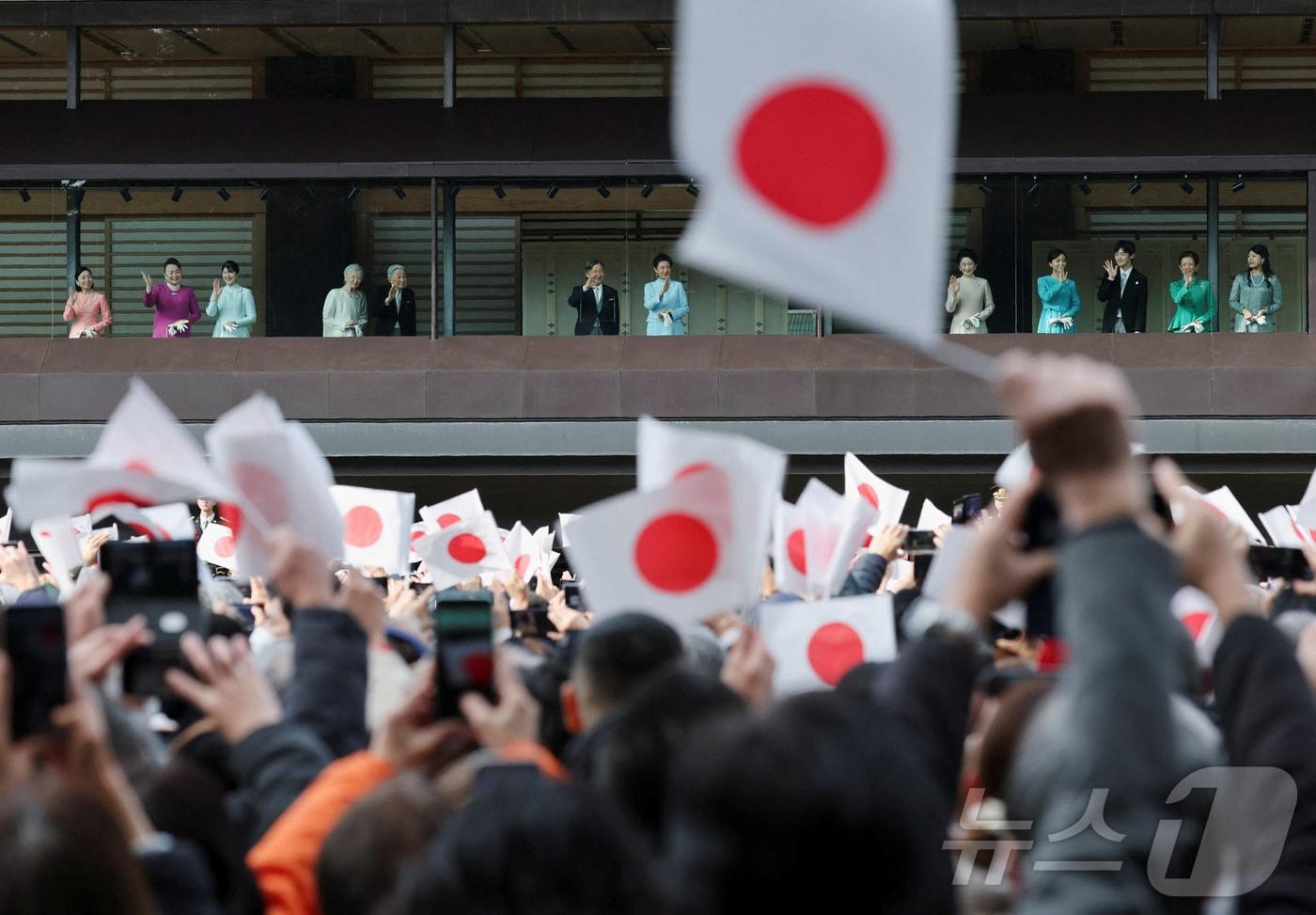 2일 일본 도쿄의 고쿄(황거)에서 열린 신년 행사에서 나루히토 일왕과 마사코 황후, 그리고 다른 황실 가족들이 신년 인사를 보기 위해 모인 시민들에게 손을 흔들고 있다. 2025. 01.02. ⓒ 로이터=뉴스1 ⓒ News1 양은하 기자