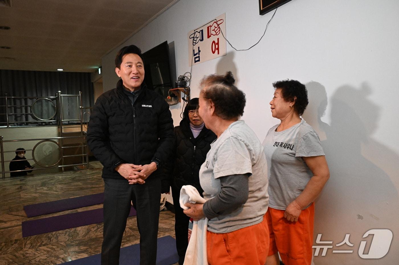 지난해 2월 동행목욕탕(종로권)을 방문한 오세훈 서울시장.(서울시 제공)