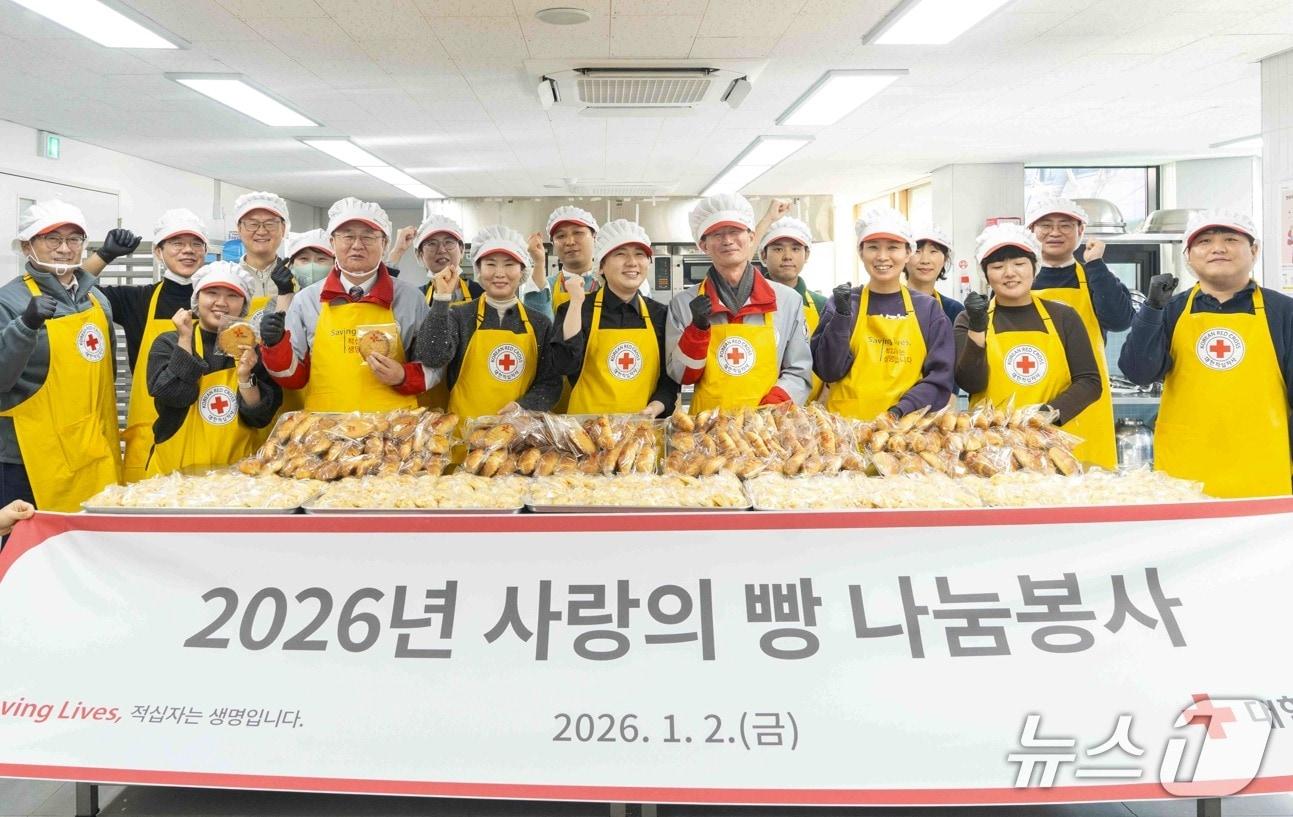 본문 이미지 - 대한적십자사 임직원들이 제빵봉사활동을 하고 있다. 왼쪽에서 첫 번째 임형주 친선대사.(대한적십자사 제공)