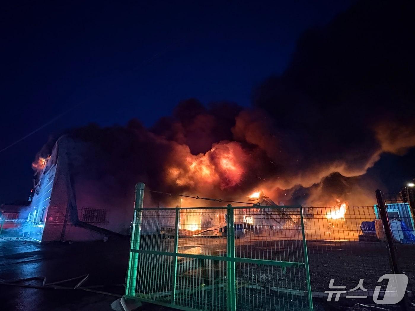 본문 이미지 - 충북 진천 한 컨테이너 창고 화재 모습.(충북소방본부 제공. 재판매 및 DB금지)/뉴스1