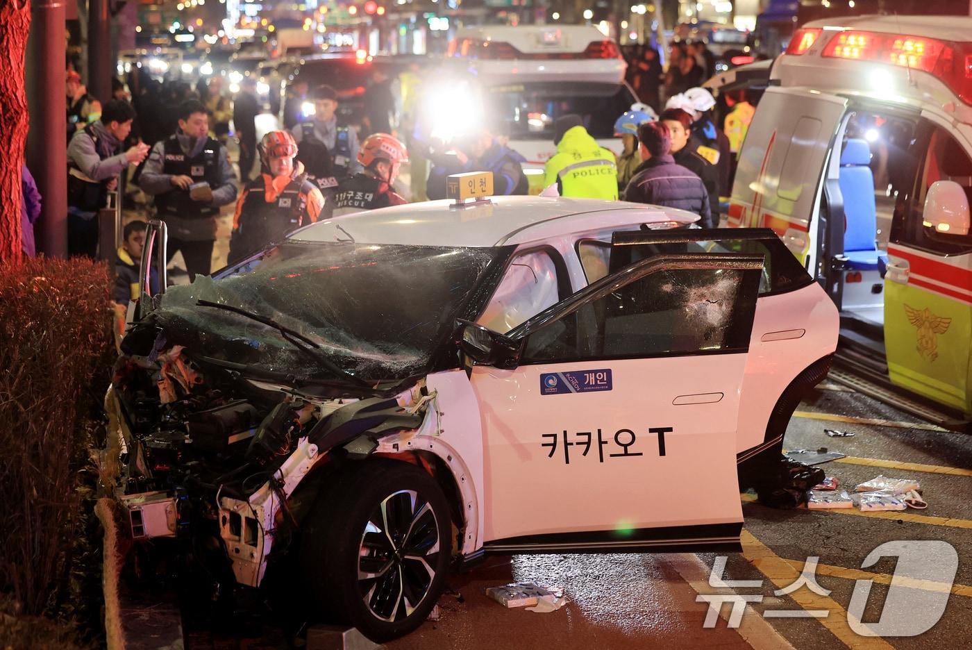 2일 오후 6시쯤 서울 지하철 1호선 종각역 인근에서 횡단보도에서 신호 대기 중이던 시민들을 들이받는 사고가 발생했다.  2026.1.2/뉴스1 ⓒ News1 이호윤 기자