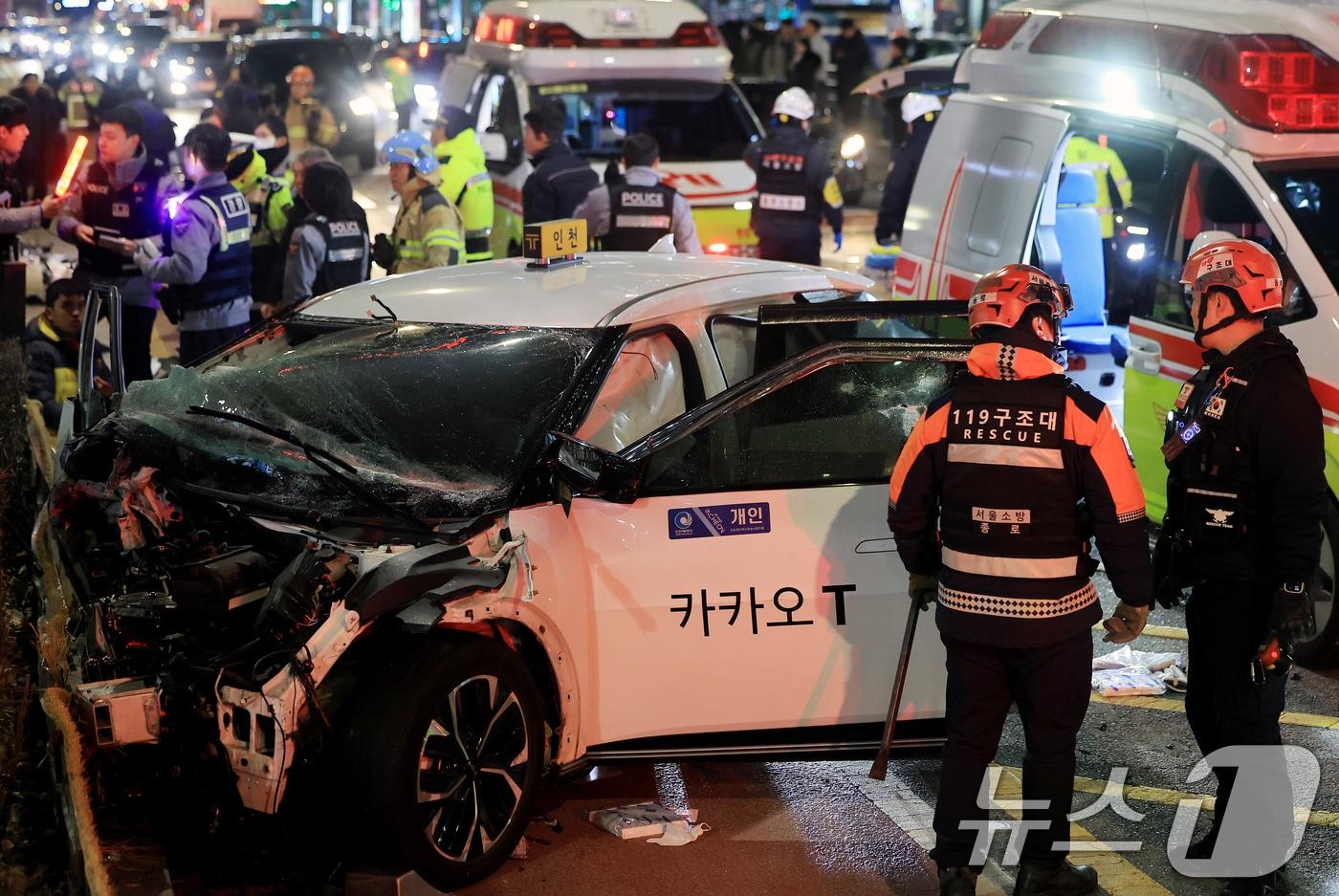 2일 오후 6시쯤 서울 지하철 1호선 종각역 인근에서 택시가 인도로 돌진해 횡단보도에서 신호 대기 중이던 시민들을 들이받는 사고가 발생했다. 2026.1.2/뉴스1 ⓒ News1 이호윤 기자