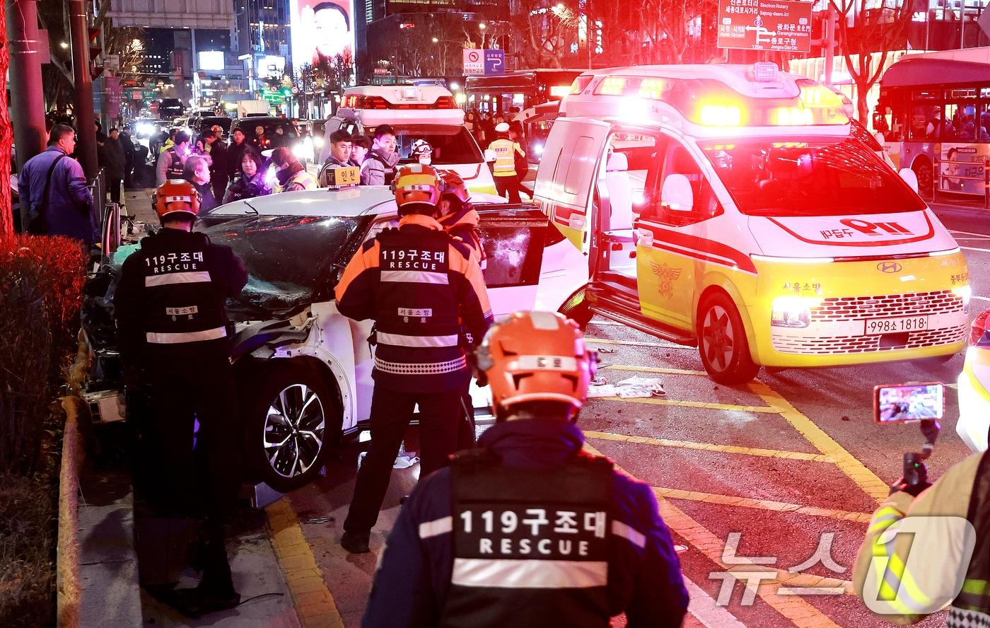 2일 오후 6시쯤 서울 지하철 1호선 종각역 인근에서 택시가 횡단보도에서 신호 대기 중이던 행인들을 들이받는 사고가 발생했다. 이 사고로 여성 1명이 사망했다.  소방 당국과 경찰은 정확한 사고 경위와 피해 규모를 파악하고 있다. 2026.1.2/뉴스1 ⓒ News1 이호윤 기자
