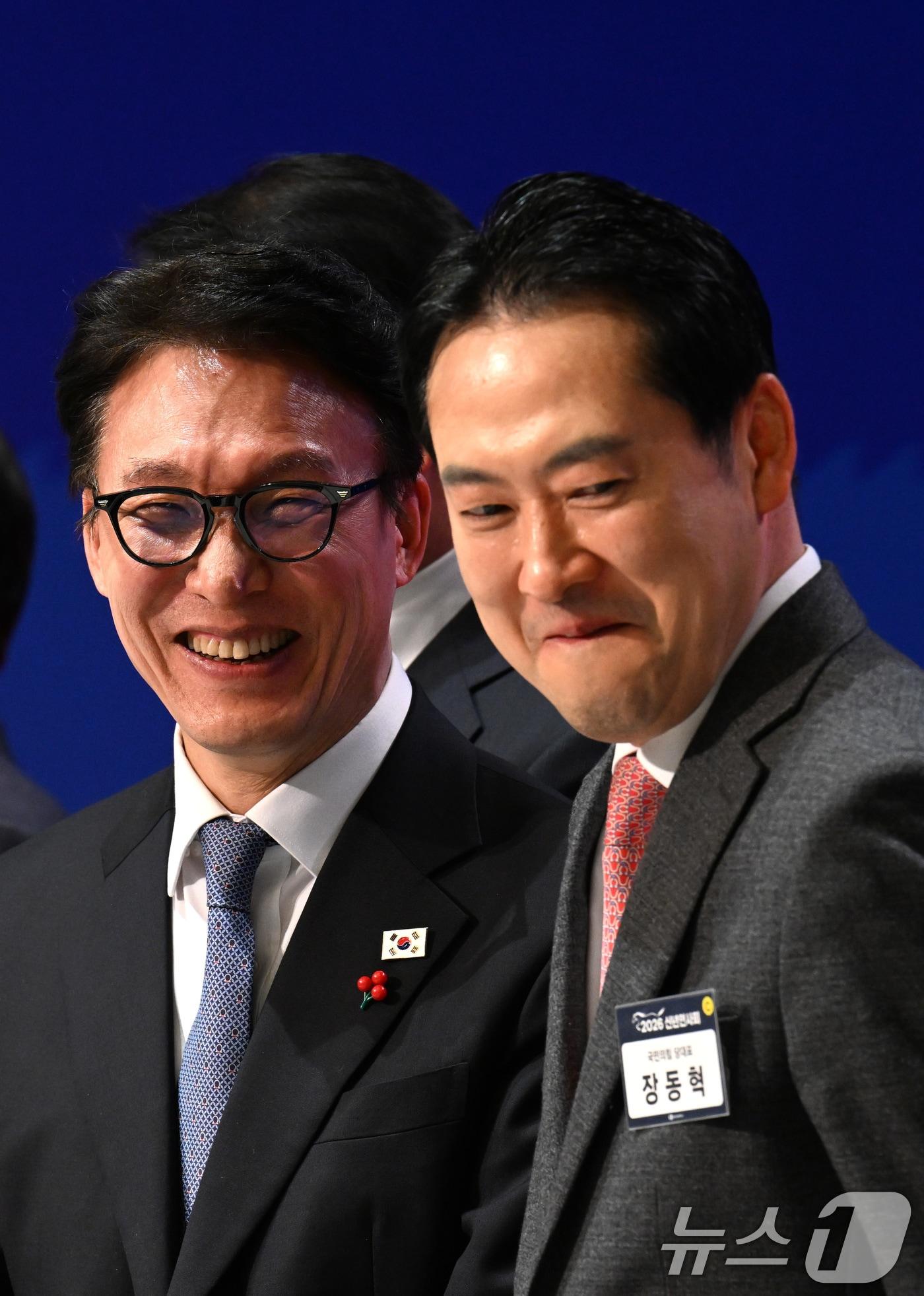 본문 이미지 - 지난 1월 2일 김민석 국무총리가 서울 중구 대한상공회의소 국제회의장에서 열린 ‘2026 경제계 신년인사회’에서 국민의힘 장동혁 대표와 이야기를 하고 있는 모습. 2026.1.2 ⓒ 뉴스1 사진공동취재단