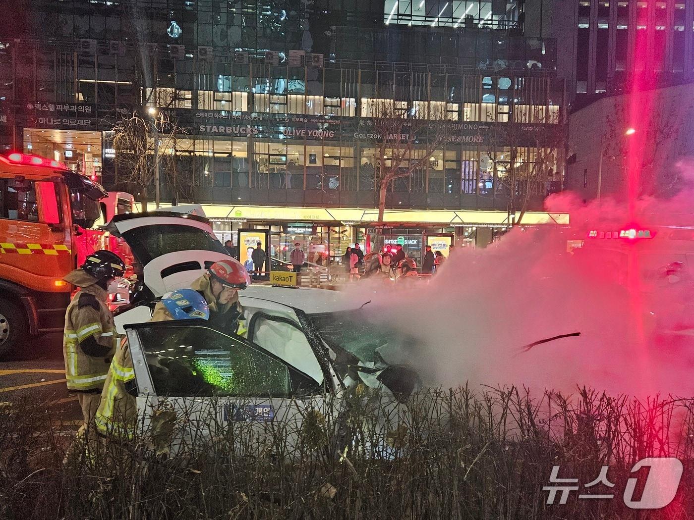 본문 이미지 - 2일 오후 서울 종로구 지하철 1호선 종각역 인근에서 택시가 인도 쪽으로 돌진하며 횡단보도에서 신호를 대기하던 시민들 다수가 부상을 입는 사고가 발생했다.