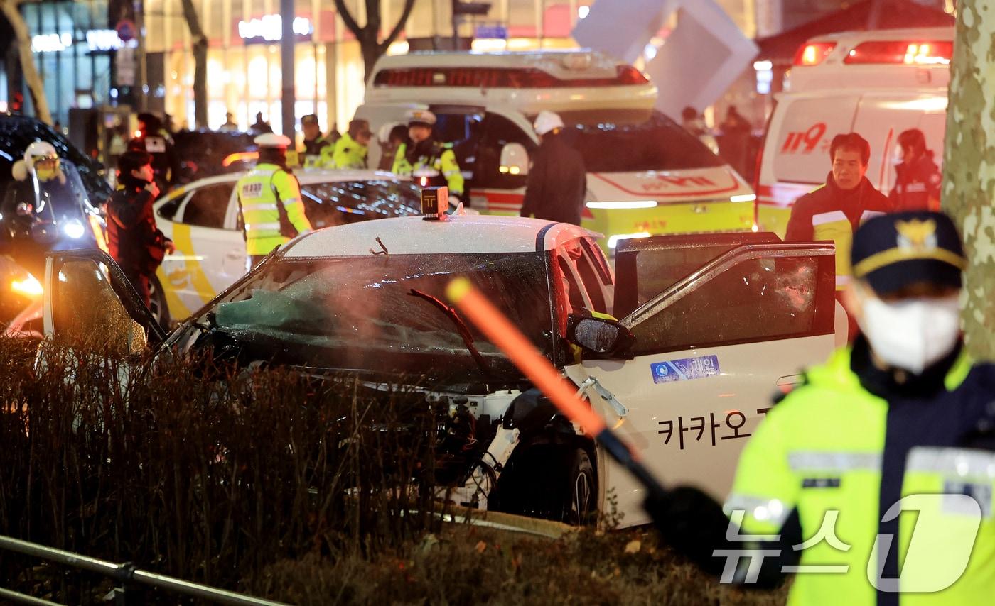 2일 오후 6시쯤 서울 지하철 1호선 종각역 인근에서 택시가 인도로 돌진해 횡단보도에서 신호 대기 중이던 시민들을 들이받는 사고가 발생했다. 이 사고로 외국인 5명을 포함해 9명의 시민이 중경상을 입었으며, 이 중 40대 한국인 여성 1명은 심정지 상태로 발견돼 인근 병원으로 이송됐으나 끝내 사망했다. 현재 소방 당국과 경찰은 정확한 사고 경위 등을 파악하고 있다. 2026.1.2/뉴스1 ⓒ News1 이호윤 기자